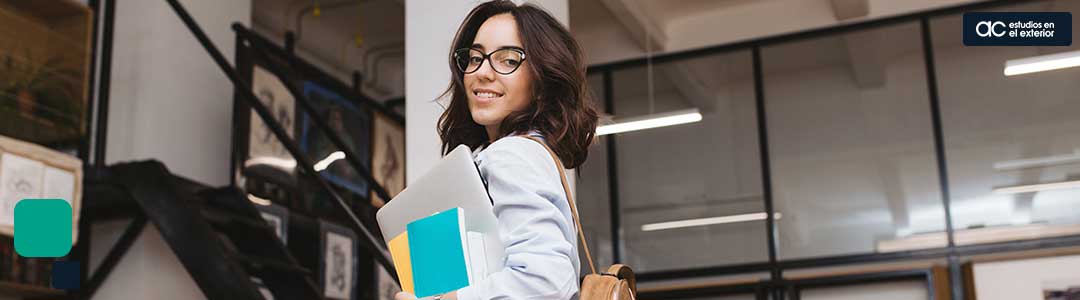 joven estudiante sosteniendo libros