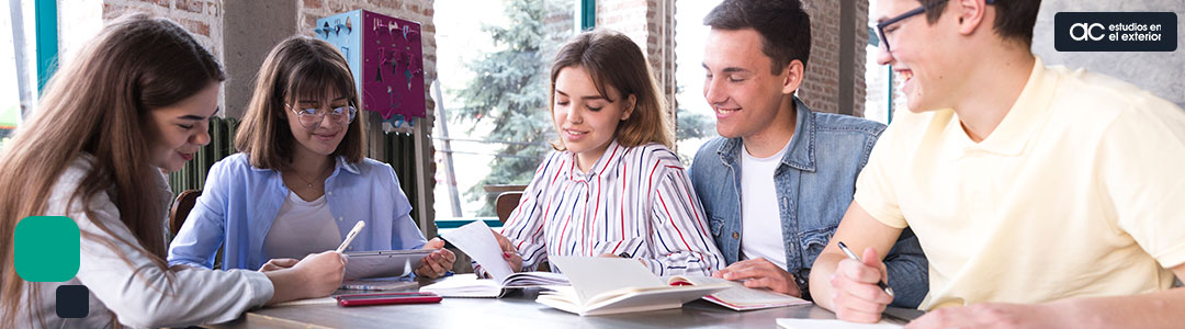 Estudiantes aprendiendo en un programa de formación profesional, Estudia y trabaja en España