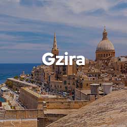 Vista al mar Mediterraneo desde la costa de la ciudad Gzira